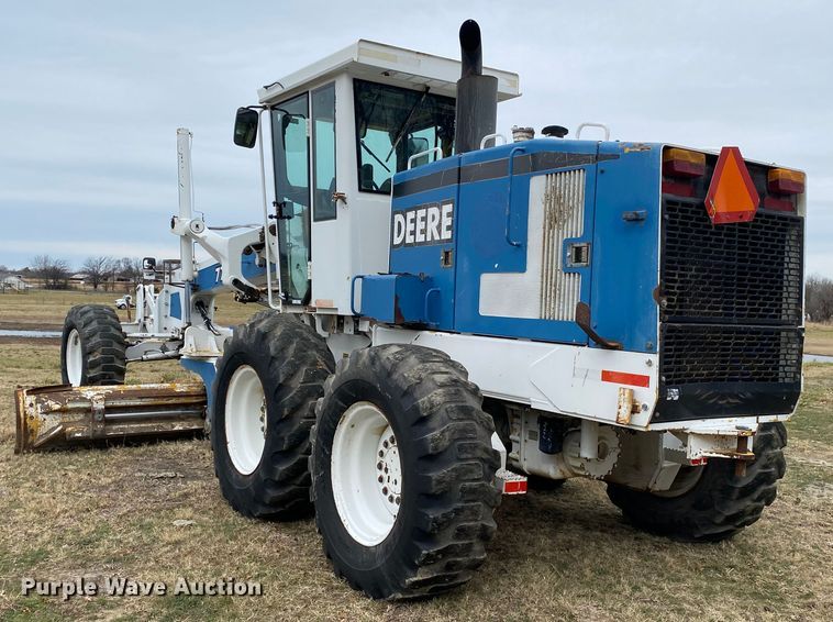 image for item JN9146 2000 John Deere 770C  motor grader