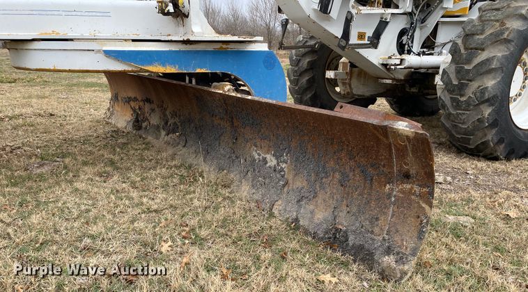 image for item JN9146 2000 John Deere 770C  motor grader