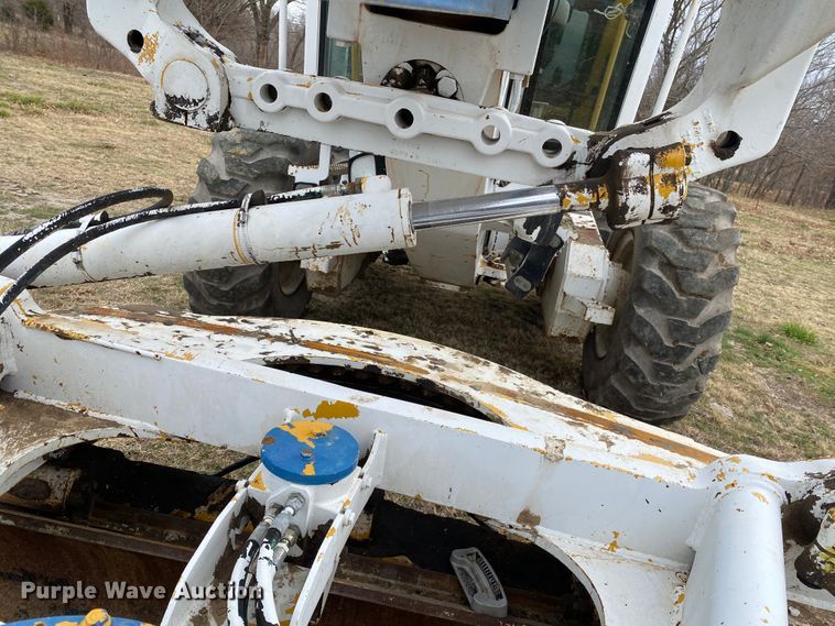 image for item JN9146 2000 John Deere 770C  motor grader