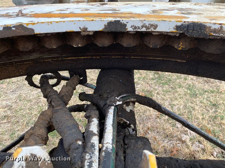 image for item JN9146 2000 John Deere 770C  motor grader