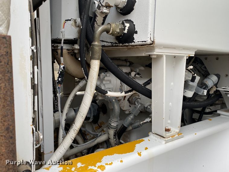 image for item JN9146 2000 John Deere 770C  motor grader