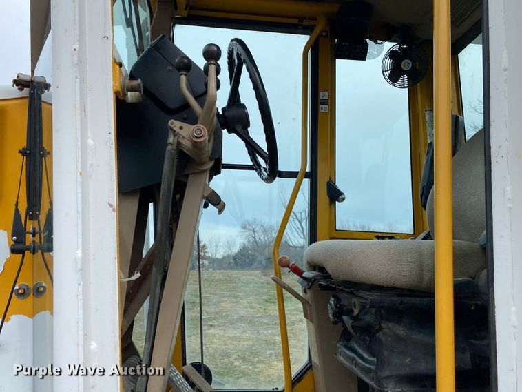 image for item JN9146 2000 John Deere 770C  motor grader