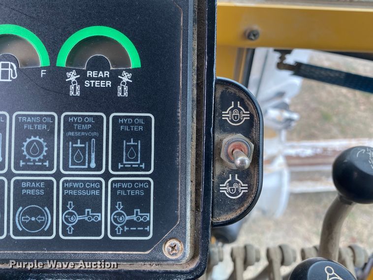 image for item JN9146 2000 John Deere 770C  motor grader