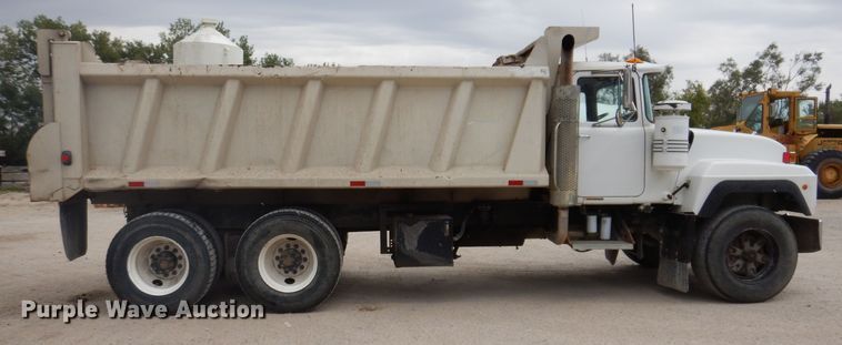 image for item KA9391 2000 Mack RD690S  dump truck