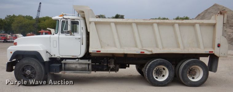 image for item KA9391 2000 Mack RD690S  dump truck