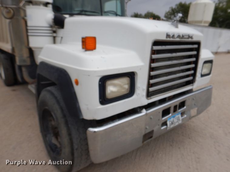 image for item KA9391 2000 Mack RD690S  dump truck