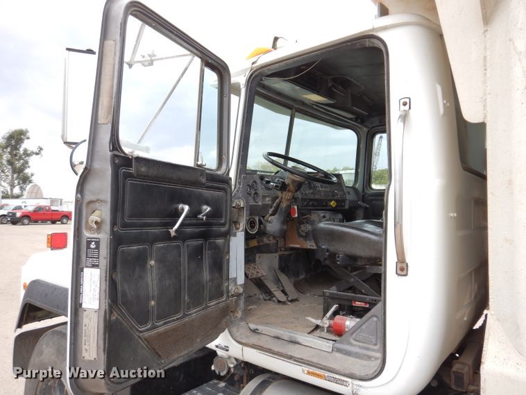 image for item KA9391 2000 Mack RD690S  dump truck