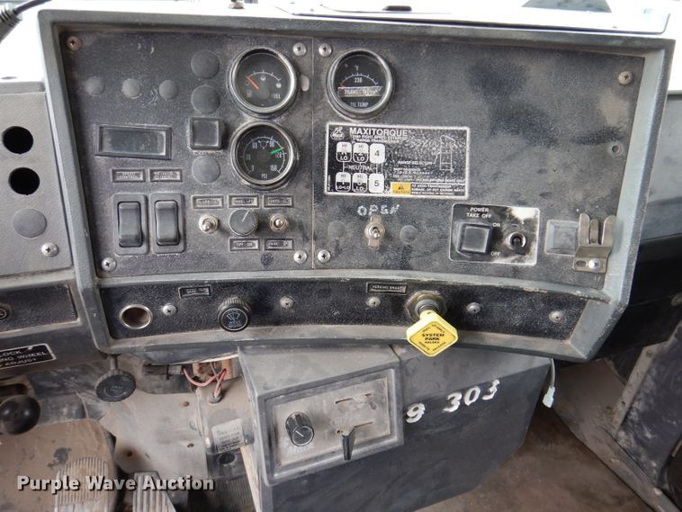 image for item KA9391 2000 Mack RD690S  dump truck