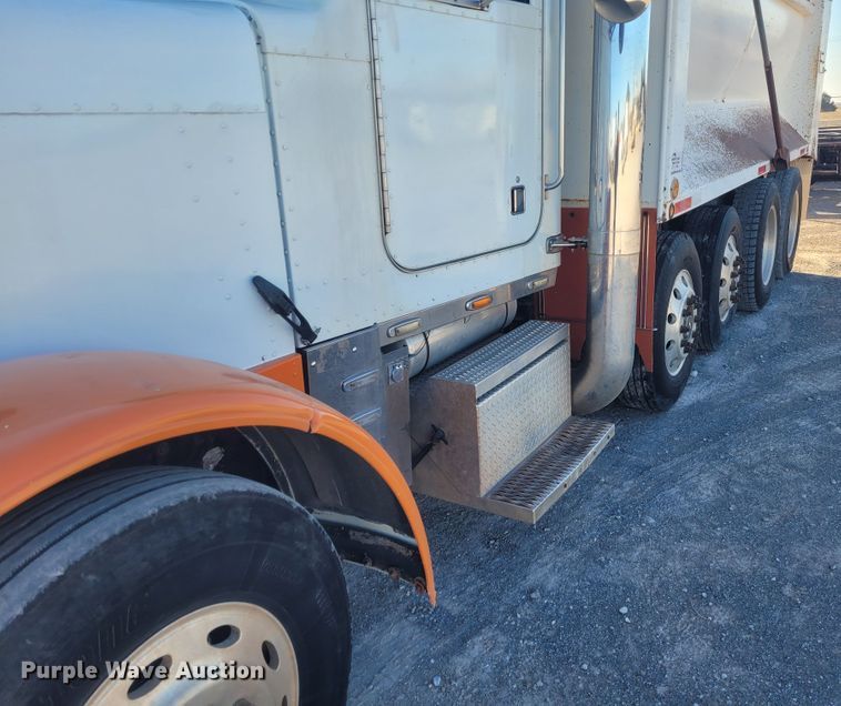 image for item DM1004 1992 Peterbilt 379  dump truck