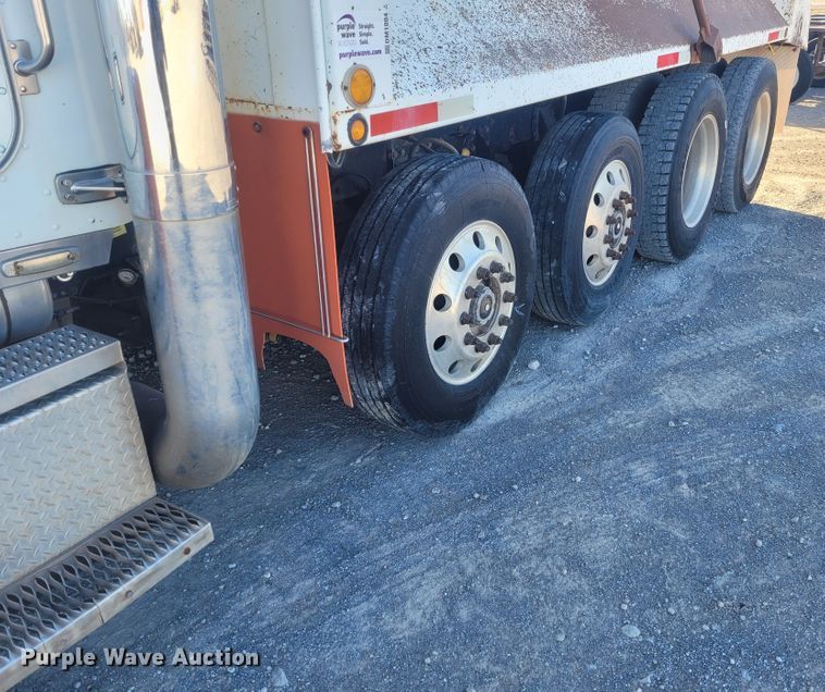 image for item DM1004 1992 Peterbilt 379  dump truck