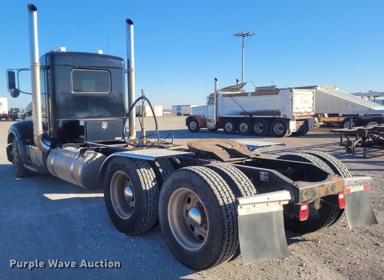 image for item DM1026 2007 Peterbilt 386  semi truck