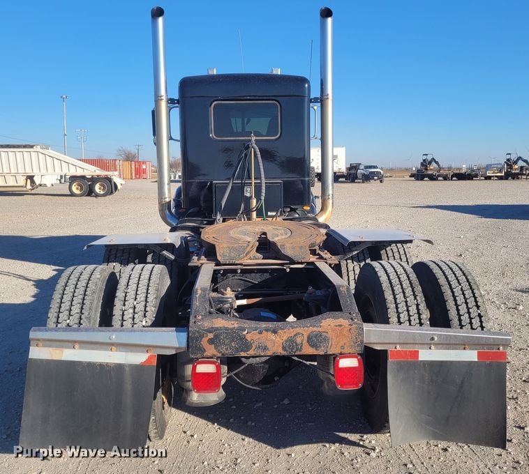 image for item DM1026 2007 Peterbilt 386  semi truck