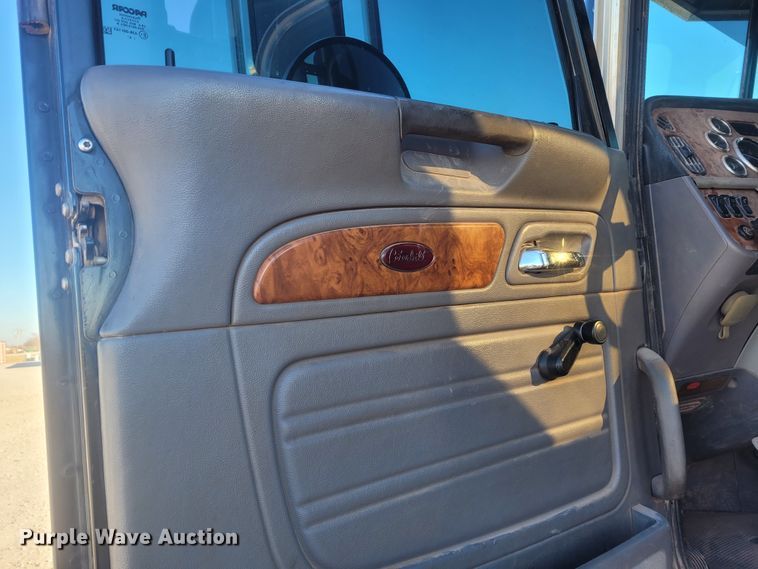 image for item DM1026 2007 Peterbilt 386  semi truck