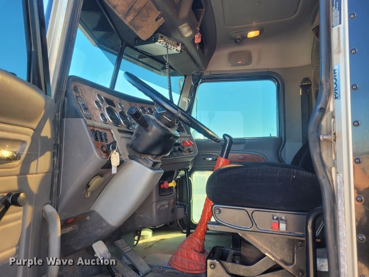 image for item DM1026 2007 Peterbilt 386  semi truck