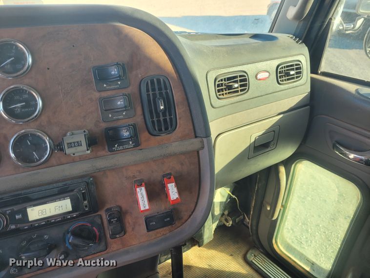 image for item DM1026 2007 Peterbilt 386  semi truck