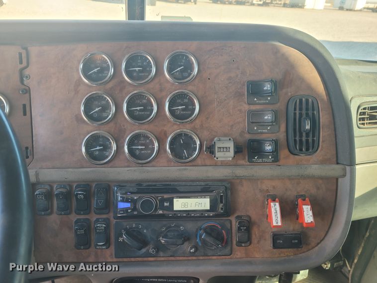 image for item DM1026 2007 Peterbilt 386  semi truck