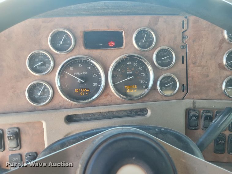 image for item DM1026 2007 Peterbilt 386  semi truck