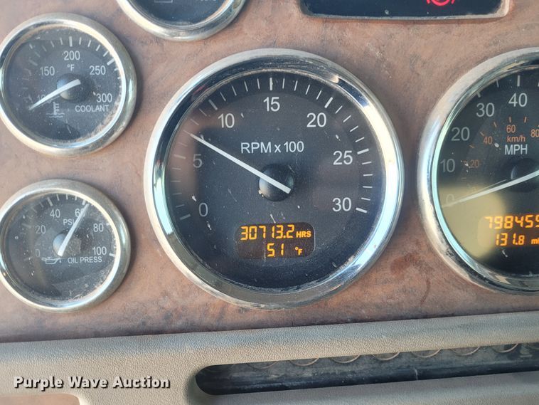 image for item DM1026 2007 Peterbilt 386  semi truck