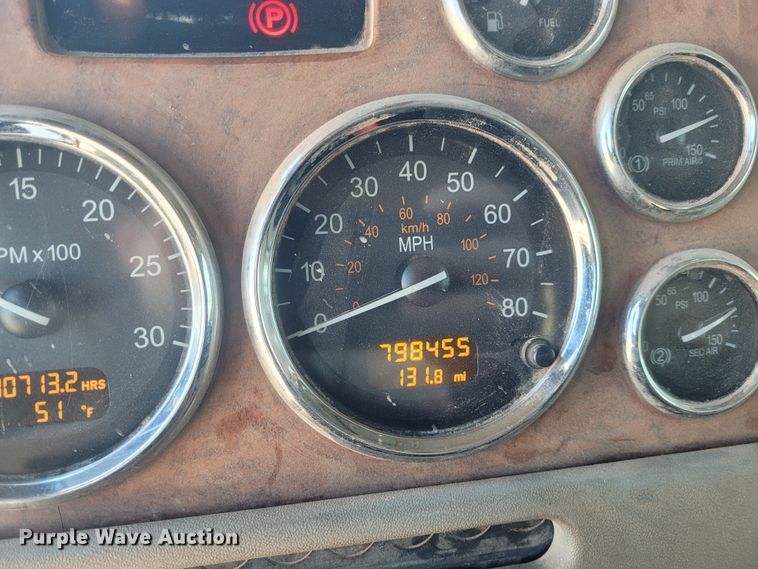 image for item DM1026 2007 Peterbilt 386  semi truck