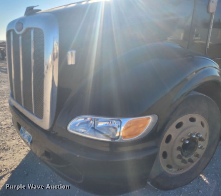 image for item DM1026 2007 Peterbilt 386  semi truck