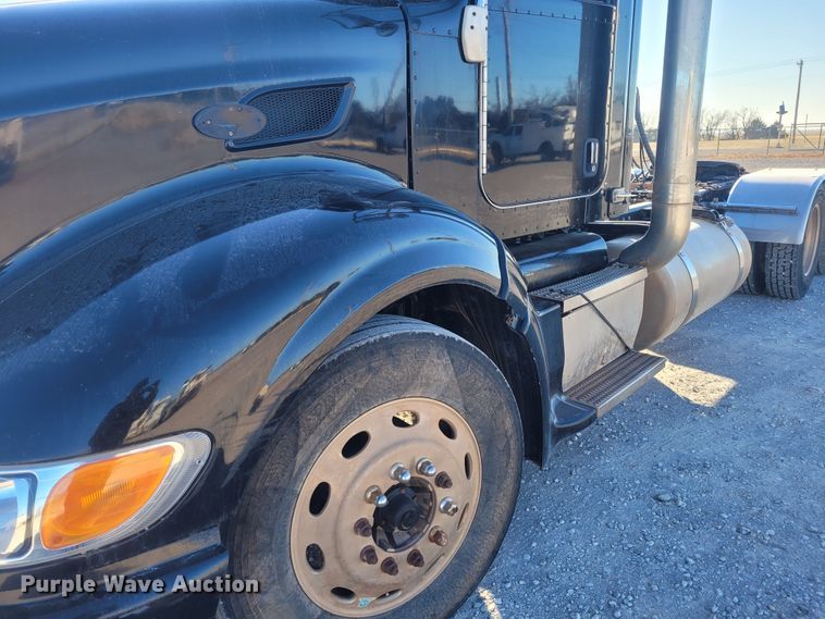 image for item DM1026 2007 Peterbilt 386  semi truck