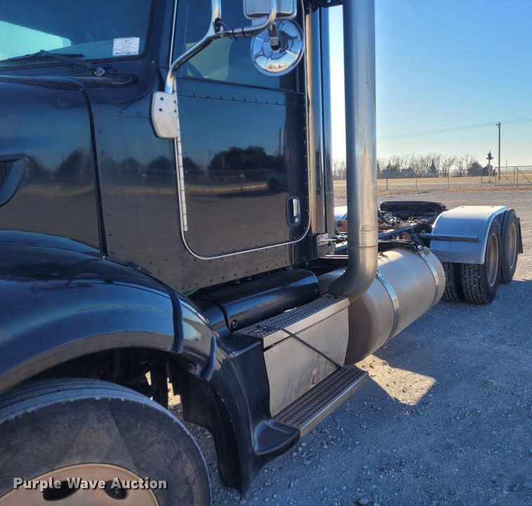 image for item DM1026 2007 Peterbilt 386  semi truck