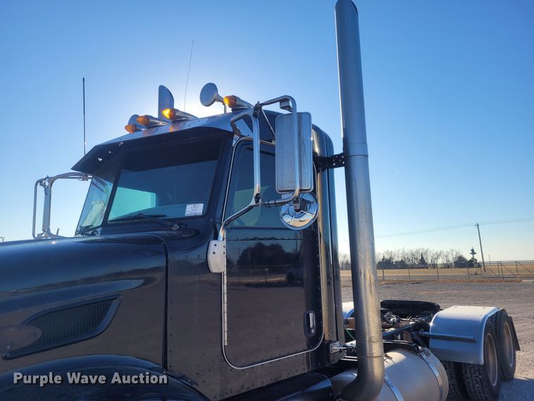 image for item DM1026 2007 Peterbilt 386  semi truck