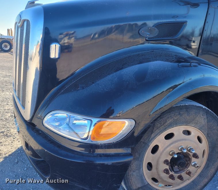 image for item DM1026 2007 Peterbilt 386  semi truck