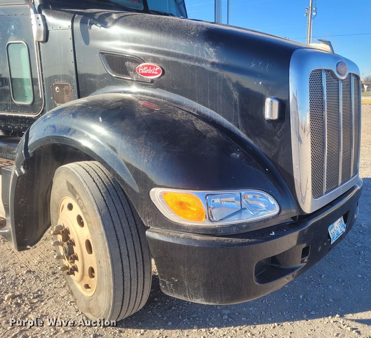 image for item DM1026 2007 Peterbilt 386  semi truck