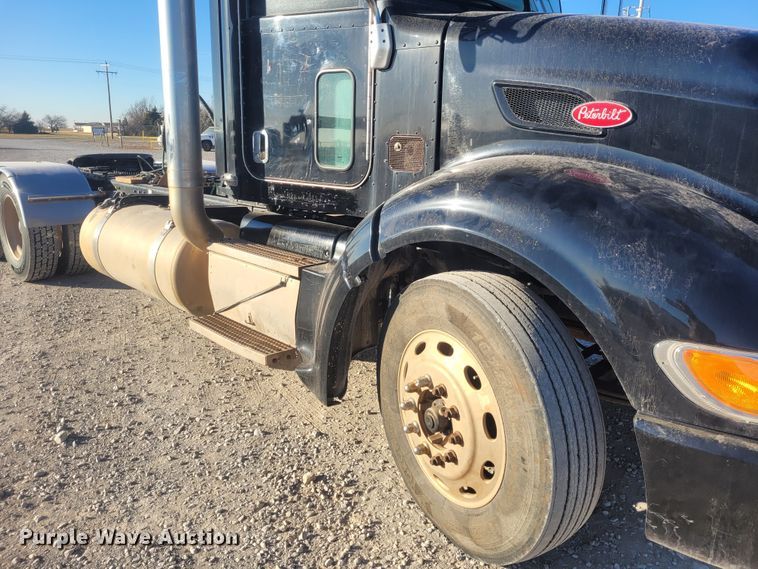 image for item DM1026 2007 Peterbilt 386  semi truck