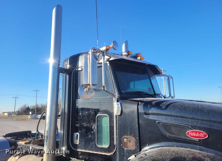 image for item DM1026 2007 Peterbilt 386  semi truck