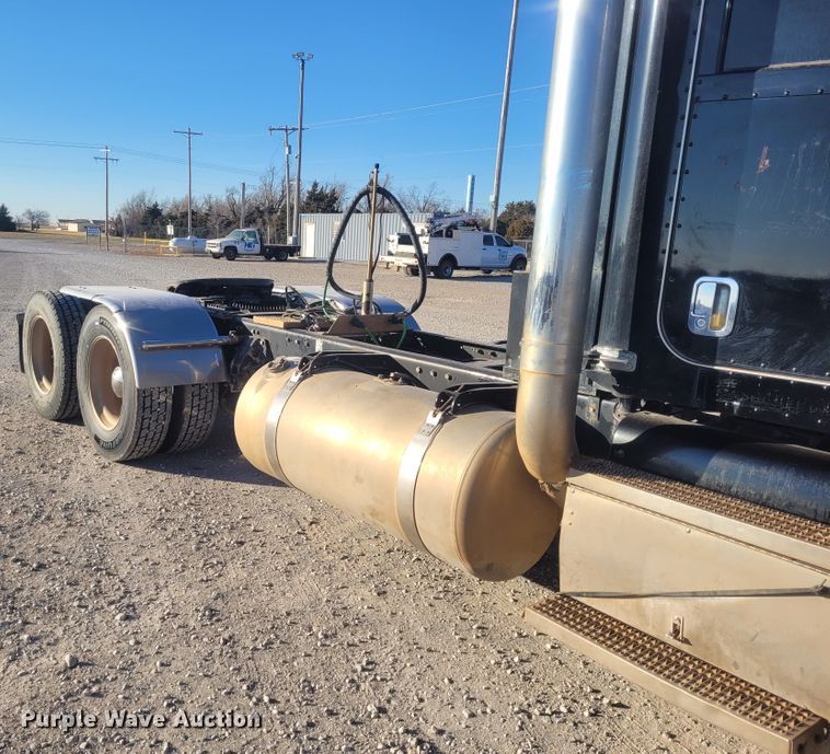 image for item DM1026 2007 Peterbilt 386  semi truck