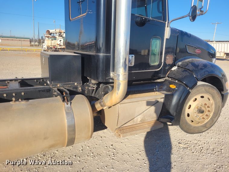 image for item DM1026 2007 Peterbilt 386  semi truck