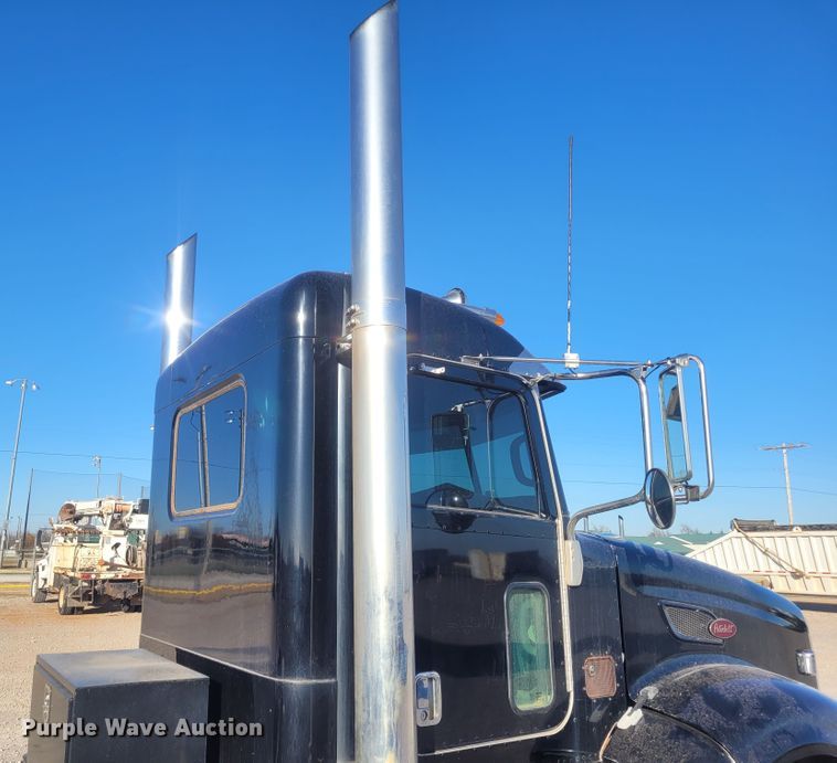 image for item DM1026 2007 Peterbilt 386  semi truck