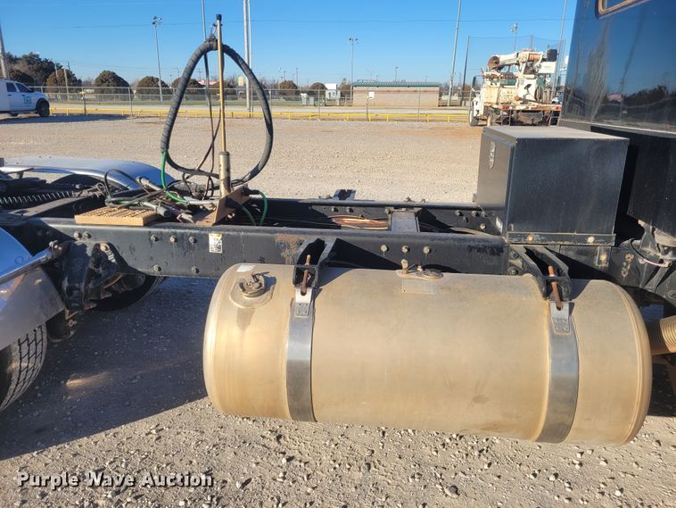 image for item DM1026 2007 Peterbilt 386  semi truck