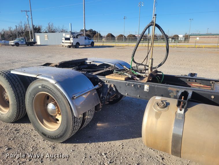 image for item DM1026 2007 Peterbilt 386  semi truck