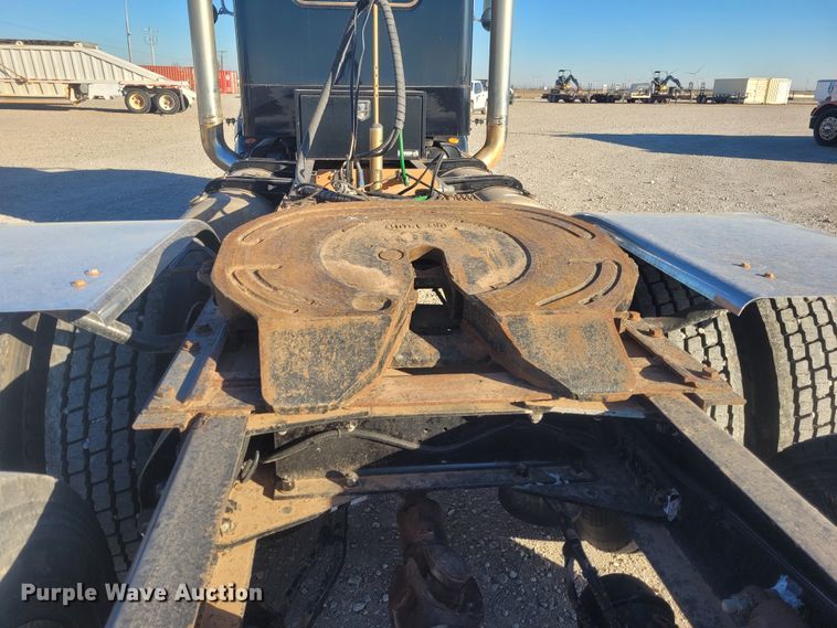 image for item DM1026 2007 Peterbilt 386  semi truck