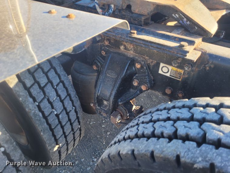 image for item DM1026 2007 Peterbilt 386  semi truck