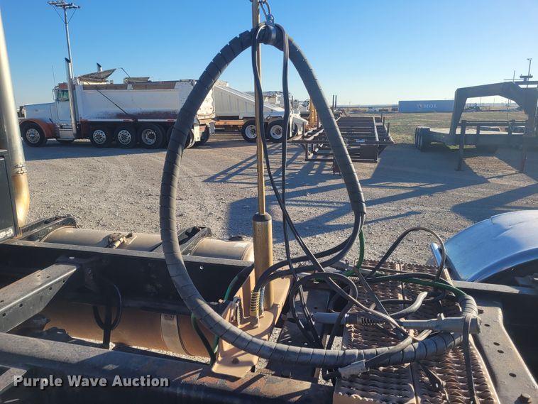 image for item DM1026 2007 Peterbilt 386  semi truck