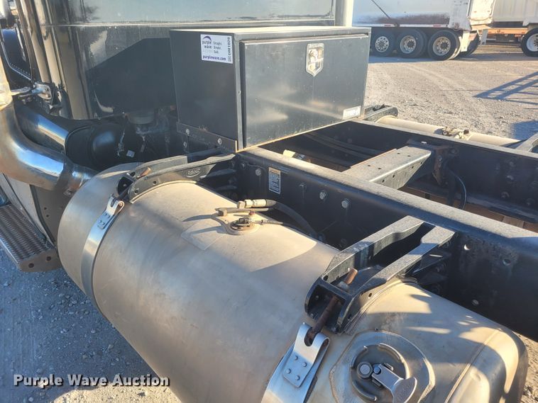 image for item DM1026 2007 Peterbilt 386  semi truck