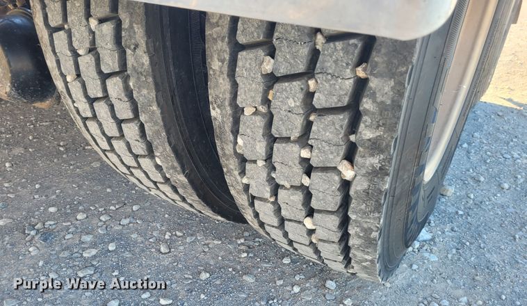 image for item DM1026 2007 Peterbilt 386  semi truck