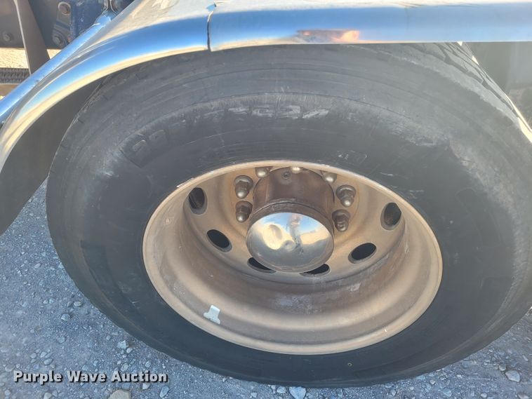 image for item DM1026 2007 Peterbilt 386  semi truck