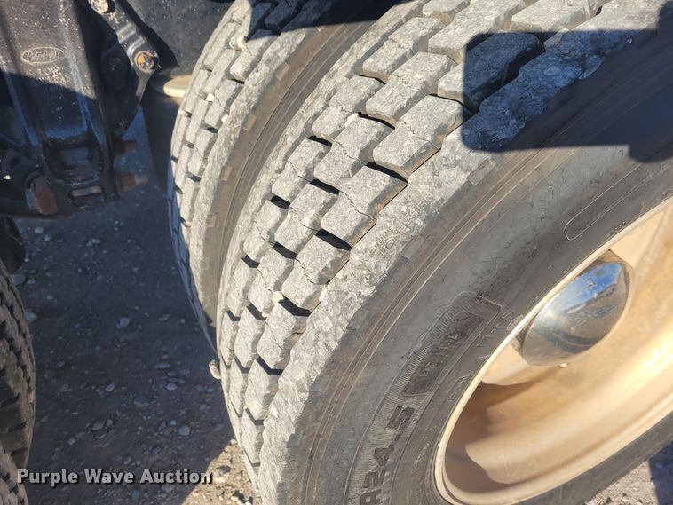 image for item DM1026 2007 Peterbilt 386  semi truck