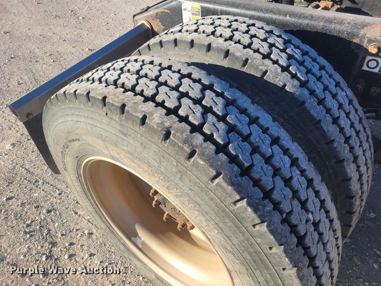 image for item DM1026 2007 Peterbilt 386  semi truck