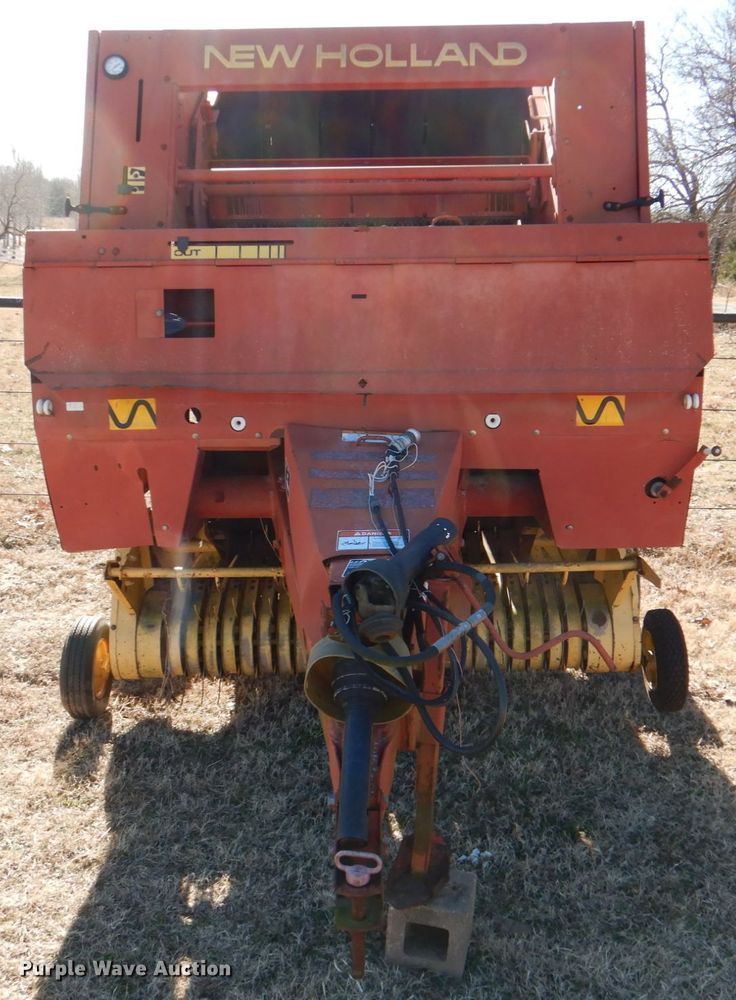 image for item DL6846 1993 New Holland 640  round baler