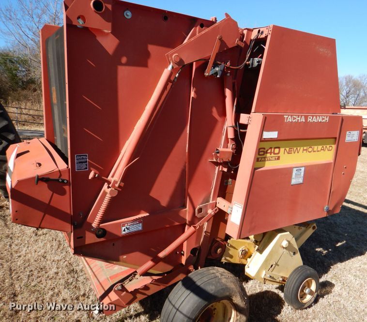 image for item DL6846 1993 New Holland 640  round baler