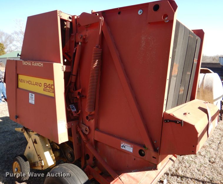 image for item DL6846 1993 New Holland 640  round baler