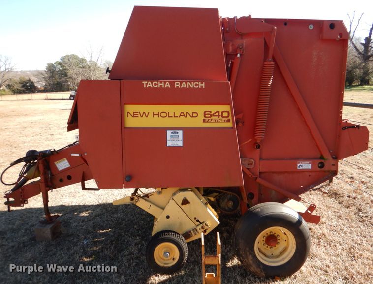 image for item DL6846 1993 New Holland 640  round baler