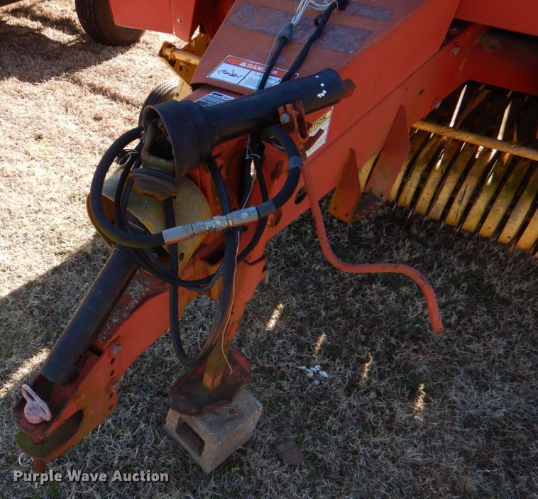 image for item DL6846 1993 New Holland 640  round baler