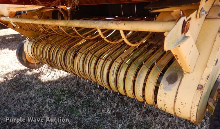 image for item DL6846 1993 New Holland 640  round baler